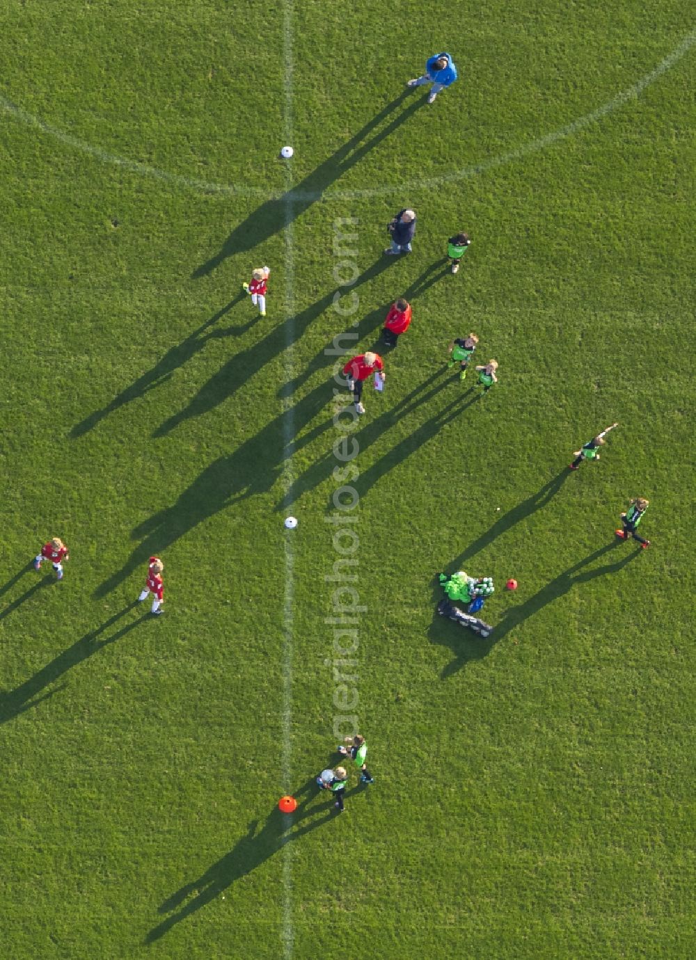 Aerial image Dorsten - Football - training game on the football field Jahnplatz in Dorsten in the state of North Rhine-Westphalia