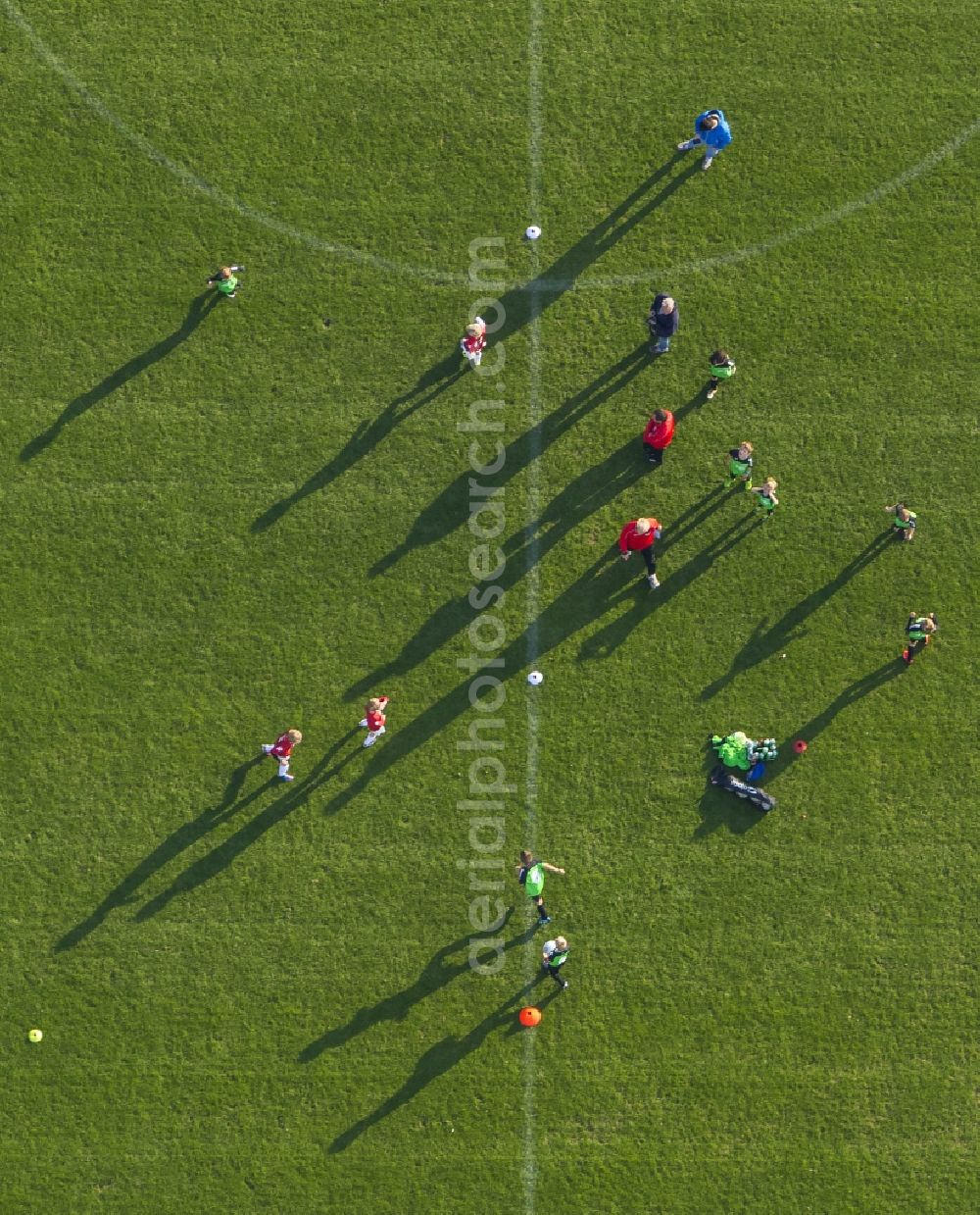 Aerial photograph Dorsten - Football - training game on the football field Jahnplatz in Dorsten in the state of North Rhine-Westphalia