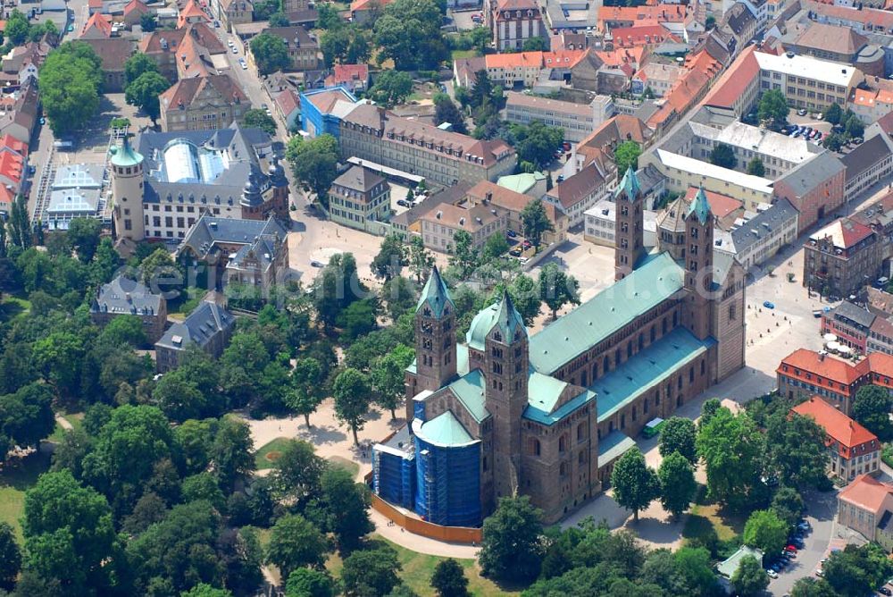 Speyer from above - Dom zu Speyer. Der Kaiser- und Mariendom zu Speyer ist die größte erhaltene romanische Kirche der Welt. Mitte des 20. Jhd. wurde der Dom reromanisiert und 1996 renoviert. Kontakt: Europäische Stiftung Kaiserdom zu Speyer, Bischöfliches Ordinariat, Kleine Pfaffengasse 16, 67343 Speyer, Telefon: 06232 /102-397 (vormittags), Telefax: 06232 / 102-352, stiftung-kaiserdom@bistum-speyer.de,