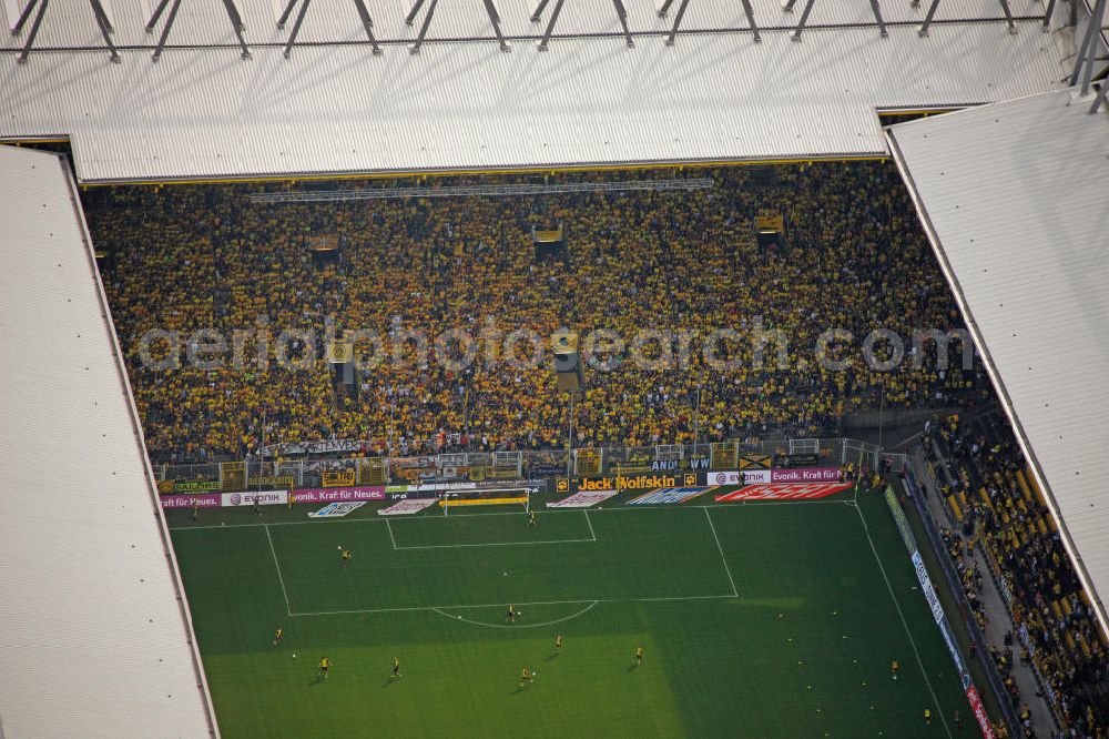 Dortmund from above - Gelände des Borusseum , dem Stadion Signal Iduna Park anläßlich des Spiels BVB gegen Hertha BSC . Reception / championship celebration for the football team of Borussia Dortmund on Borusseum, the Signal Iduna Park Stadium.