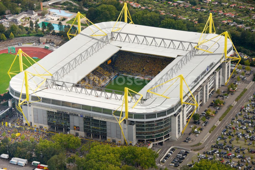 Aerial photograph Dortmund - Gelände des Borusseum , dem Stadion Signal Iduna Park anläßlich des Spiels BVB gegen Hertha BSC . Reception / championship celebration for the football team of Borussia Dortmund on Borusseum, the Signal Iduna Park Stadium.