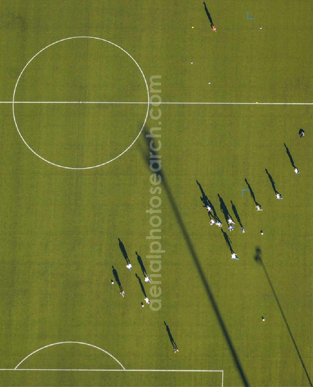 Aerial image Kleve - Football game on the center circle on the grass of the football field in the Gustav Hoffmann Stadium in Kleve in North Rhine-Westphalia