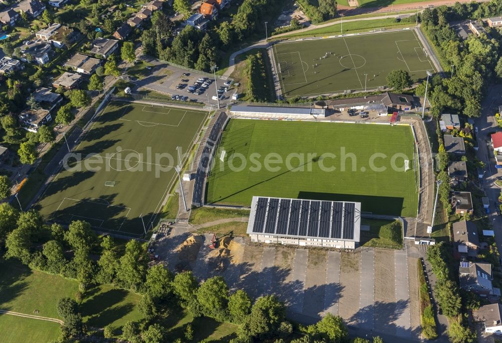 Kleve from the bird's eye view: Football game on the center circle on the grass of the football field in the Gustav Hoffmann Stadium in Kleve in North Rhine-Westphalia