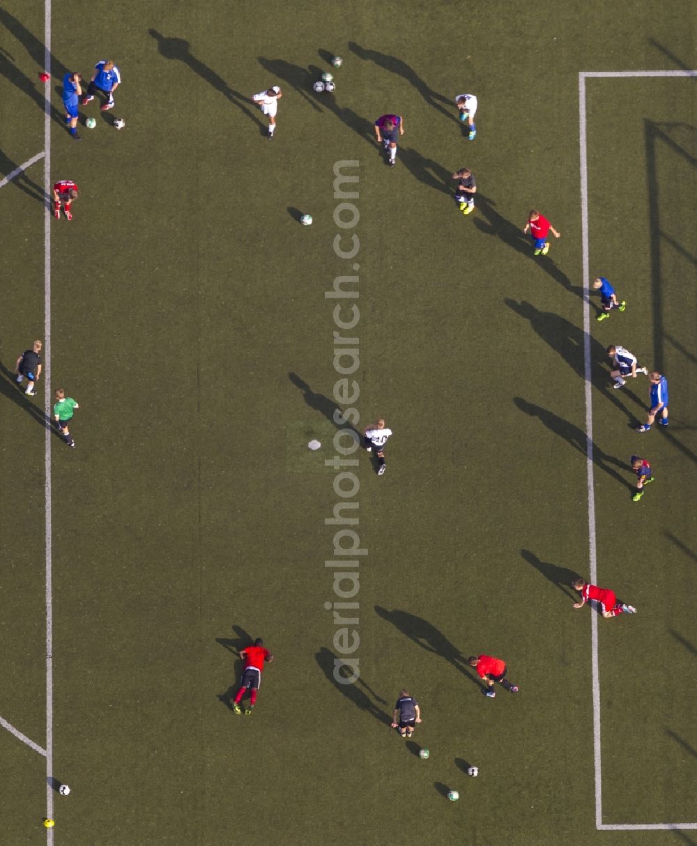 Aerial photograph Hamm - Football training at the center circle on the grass of the football field of sports Papenloh in Hamm in North Rhine-Westphalia