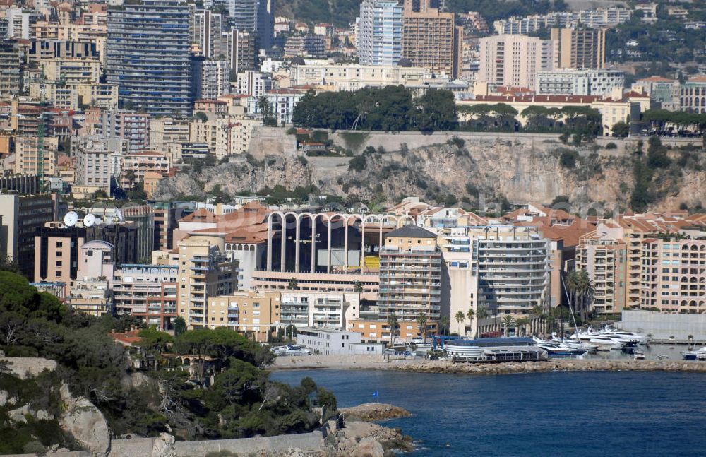 Cap-d' Ail from above - Blick auf das Fußballstadion Stade Louis II und das Hotel Alba dall' Hotel Marriot im Stadtteil Fontvieille von Monaco. Das Stadion befindet sich im Stadtteil Fontvieille und wurde im Januar 1985 eröffnet. Die Besonderheit des Stadions ist, das sich das Spielfeld auf 8,5 Meter über der Straßenhöhe befindet, da es auf das viergeschossige Parkhaus gebaut wurde. Mit den großen Rundsäulen hinter den Toren ist die Architektur einzigartig. Das Stadion ist die Heimat des montegassischen Fußballvereins AS Monaco. Fontvieille ist ein Stadtbezirk (frz. quartier) im Fürstentum Monaco an der Cote d' Azur. Er stellt den südlichsten Teil des Stadtstaates dar, der auf einer Fläche von 32,4 ha etwa 3300 Einwohner (dies entspricht einem Zehntel der Bevölkerung des Landes) hat. Kontakt Verein: AS Monaco FC, Stade Louis II, BP698, 98014 Monaco Cedex, Tel. +377 (0)9205 7473, Fax +377 (0)9205 3688; Touistinfo: Administrative Information Centre, Avenue Albert II 23, MC 98000 Monaco, Tel. +377 (0)9898 4026, Fax +377 (0)9898 4086, e-mail: centre-info@gouv.mc