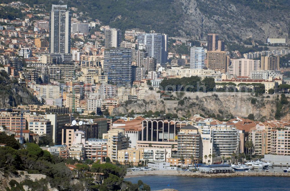 Cap-d' Ail from the bird's eye view: Blick auf das Fußballstadion Stade Louis II und das Hotel Alba dall' Hotel Marriot im Stadtteil Fontvieille von Monaco. Das Stadion befindet sich im Stadtteil Fontvieille und wurde im Januar 1985 eröffnet. Die Besonderheit des Stadions ist, das sich das Spielfeld auf 8,5 Meter über der Straßenhöhe befindet, da es auf das viergeschossige Parkhaus gebaut wurde. Mit den großen Rundsäulen hinter den Toren ist die Architektur einzigartig. Das Stadion ist die Heimat des montegassischen Fußballvereins AS Monaco. Fontvieille ist ein Stadtbezirk (frz. quartier) im Fürstentum Monaco an der Cote d' Azur. Er stellt den südlichsten Teil des Stadtstaates dar, der auf einer Fläche von 32,4 ha etwa 3300 Einwohner (dies entspricht einem Zehntel der Bevölkerung des Landes) hat. Kontakt Verein: AS Monaco FC, Stade Louis II, BP698, 98014 Monaco Cedex, Tel. +377 (0)9205 7473, Fax +377 (0)9205 3688; Touistinfo: Administrative Information Centre, Avenue Albert II 23, MC 98000 Monaco, Tel. +377 (0)9898 4026, Fax +377 (0)9898 4086, e-mail: centre-info@gouv.mc