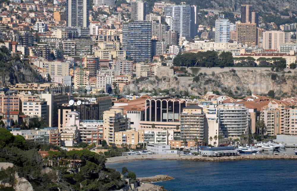 Aerial image Cap-d' Ail - Blick auf das Fußballstadion Stade Louis II und das Hotel Alba dall' Hotel Marriot im Stadtteil Fontvieille von Monaco. Das Stadion befindet sich im Stadtteil Fontvieille und wurde im Januar 1985 eröffnet. Die Besonderheit des Stadions ist, das sich das Spielfeld auf 8,5 Meter über der Straßenhöhe befindet, da es auf das viergeschossige Parkhaus gebaut wurde. Mit den großen Rundsäulen hinter den Toren ist die Architektur einzigartig. Das Stadion ist die Heimat des montegassischen Fußballvereins AS Monaco. Fontvieille ist ein Stadtbezirk (frz. quartier) im Fürstentum Monaco an der Cote d' Azur. Er stellt den südlichsten Teil des Stadtstaates dar, der auf einer Fläche von 32,4 ha etwa 3300 Einwohner (dies entspricht einem Zehntel der Bevölkerung des Landes) hat. Kontakt Verein: AS Monaco FC, Stade Louis II, BP698, 98014 Monaco Cedex, Tel. +377 (0)9205 7473, Fax +377 (0)9205 3688; Touistinfo: Administrative Information Centre, Avenue Albert II 23, MC 98000 Monaco, Tel. +377 (0)9898 4026, Fax +377 (0)9898 4086, e-mail: centre-info@gouv.mc