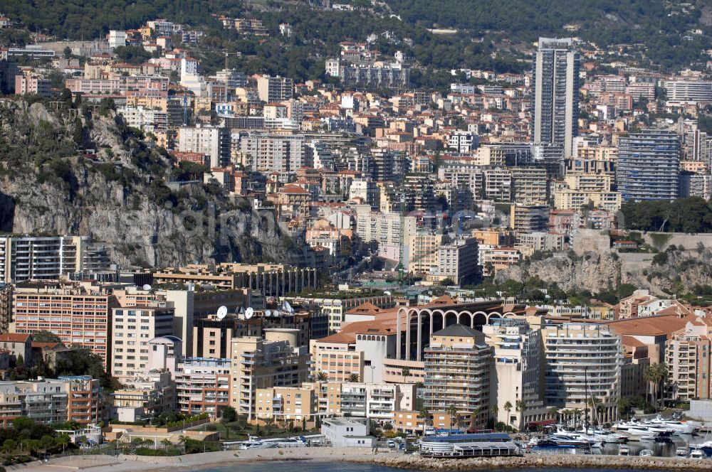 Aerial image Monaco - Blick auf das Fußballstadion Stade Louis II und das Hotel Alba dall' Hotel Marriot im Stadtteil Fontvieille von Monaco. as Stadion befindet sich im Stadtteil Fontvieille und wurde im Januar 1985 eröffnet. Die Besonderheit des Stadions ist, das sich das Spielfeld auf 8,5 Meter über der Straßenhöhe befindet, da es auf das viergeschossige Parkhaus gebaut wurde. Mit den großen Rundsäulen hinter den Toren ist die Architektur einzigartig. Das Stadion ist die Heimat des montegassischen Fußballvereins AS Monaco. Fontvieille ist ein Stadtbezirk (frz. quartier) im Fürstentum Monaco an der Cote d' Azur. Er stellt den südlichsten Teil des Stadtstaates dar, der auf einer Fläche von 32,4 ha etwa 3300 Einwohner (dies entspricht einem Zehntel der Bevölkerung des Landes) hat. Kontakt Verein: AS Monaco FC, Stade Louis II, BP698, 98014 Monaco Cedex, Tel. +377 (0)9205 7473, Fax +377 (0)9205 3688; Touistinfo: Administrative Information Centre, Avenue Albert II 23, MC 98000 Monaco, Tel. +377 (0)9898 4026, Fax +377 (0)9898 4086, e-mail: centre-info@gouv.mc