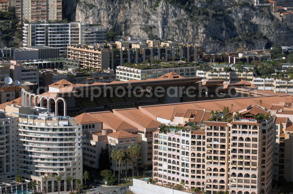 Monaco from above - Blick auf das Fußballstadion Stade Louis II in Monaco. Das Stadion befindet sich im Stadtteil Fontvieille und wurde im Januar 1985 eröffnet. Die Besonderheit des Stadions ist, das sich das Spielfeld auf 8,5 Meter über der Straßenhöhe befindet, da es auf das viergeschossige Parkhaus gebaut wurde. Mit den großen Rundsäulen hinter den Toren ist die Architektur einzigartig. Das Stadion ist die Heimat des montegassischen Fußballvereins AS Monaco. Kontakt Verein: AS Monaco FC, Stade Louis II, BP698, 98014 Monaco Cedex, Tel. +377(0)9205 7473, Fax +377(0)9205 3688; Touistinfo: Administrative Information Centre, Avenue Albert II 23, MC 98000 Monaco, Tel. +377(0)9898 4026, Fax +377(0)9898 4086, Email: centre-info@gouv.mc