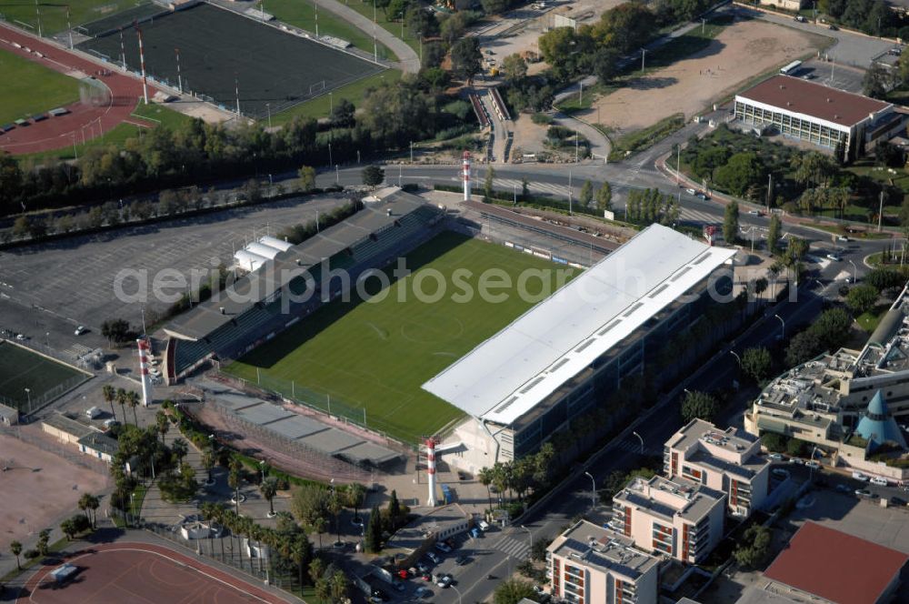 Cannes from above - Blick auf das Fußballstadion Stade Pierre de Coubertin in Cannes. Plätze stehen für 12.800 Besucher zur Verfügung. Genutzt wird das Stadion hauptsächlich vom Fußballclub AS Cannes. Kontakt Verein: Association Sportive de Cannes, Avenue Pierre Poési, BP 103, 06150 Cannes - La Bocca, Tel. +33(0)492 195050, Fax +33(0)492 470713