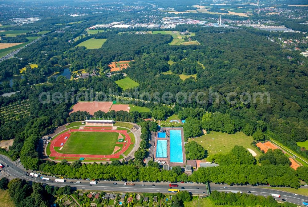 Aerial photograph Gladbeck - Football stadium of the club VfL Gladbeck 1921 next to the pool Gladbeck in Gladbeck in North Rhine-Westphalia