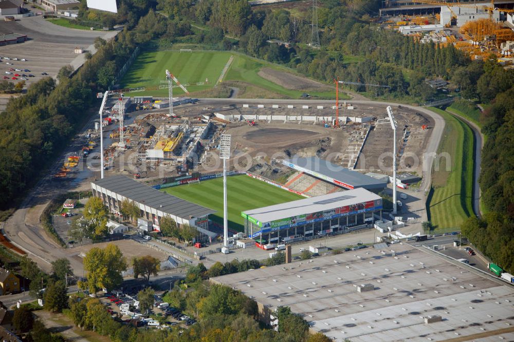 Aerial image Essen - Umbau des Areales am Georg-Melches-Stadion vom Fußballclub Rot-Weiss Essen in der Stadt Essen, Nordrhein-Westfalen. Es wird ein neues Fußballstadion, welches ca. 20000 Zuschauern Platz bieten soll, leicht versetzt in unmittelbarer Nachbarschaft gebaut. Für die Arbeiten wurde das Bauunternehmen Köster Bau AG beauftragt. Construction of a modern football stadium at the Georg-Melches stadium in Essen, North Rhine-Westphalia.