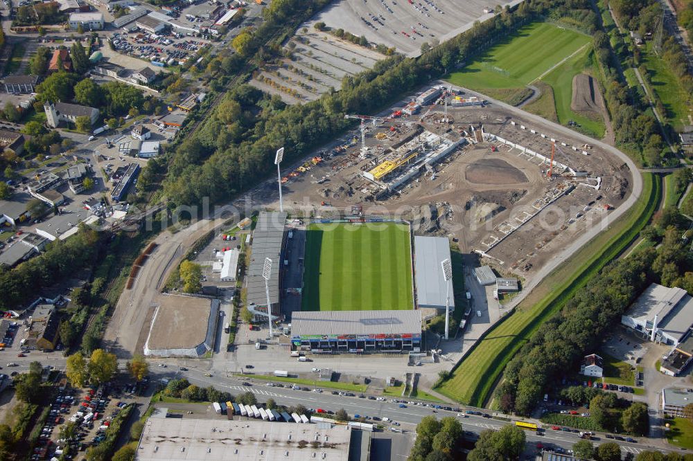 Aerial photograph Essen - Umbau des Areales am Georg-Melches-Stadion vom Fußballclub Rot-Weiss Essen in der Stadt Essen, Nordrhein-Westfalen. Es wird ein neues Fußballstadion, welches ca. 20000 Zuschauern Platz bieten soll, leicht versetzt in unmittelbarer Nachbarschaft gebaut. Für die Arbeiten wurde das Bauunternehmen Köster Bau AG beauftragt. Construction of a modern football stadium at the Georg-Melches stadium in Essen, North Rhine-Westphalia.