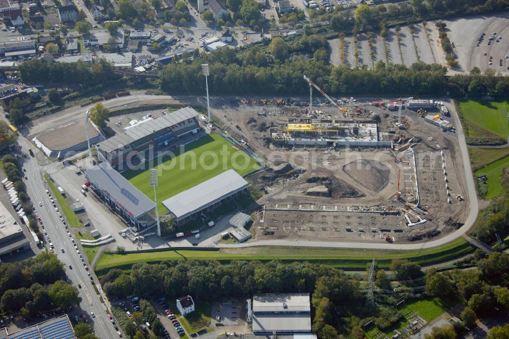 Essen from above - Umbau des Areales am Georg-Melches-Stadion vom Fußballclub Rot-Weiss Essen in der Stadt Essen, Nordrhein-Westfalen. Es wird ein neues Fußballstadion, welches ca. 20000 Zuschauern Platz bieten soll, leicht versetzt in unmittelbarer Nachbarschaft gebaut. Für die Arbeiten wurde das Bauunternehmen Köster Bau AG beauftragt. Construction of a modern football stadium at the Georg-Melches stadium in Essen, North Rhine-Westphalia.