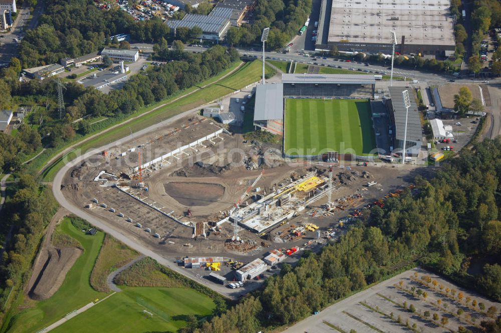 Aerial image Essen - Umbau des Areales am Georg-Melches-Stadion vom Fußballclub Rot-Weiss Essen in der Stadt Essen, Nordrhein-Westfalen. Es wird ein neues Fußballstadion, welches ca. 20000 Zuschauern Platz bieten soll, leicht versetzt in unmittelbarer Nachbarschaft gebaut. Für die Arbeiten wurde das Bauunternehmen Köster Bau AG beauftragt. Construction of a modern football stadium at the Georg-Melches stadium in Essen, North Rhine-Westphalia.