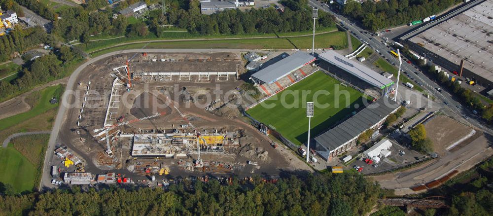 Aerial photograph Essen - Umbau des Areales am Georg-Melches-Stadion vom Fußballclub Rot-Weiss Essen in der Stadt Essen, Nordrhein-Westfalen. Es wird ein neues Fußballstadion, welches ca. 20000 Zuschauern Platz bieten soll, leicht versetzt in unmittelbarer Nachbarschaft gebaut. Für die Arbeiten wurde das Bauunternehmen Köster Bau AG beauftragt. Construction of a modern football stadium at the Georg-Melches stadium in Essen, North Rhine-Westphalia.