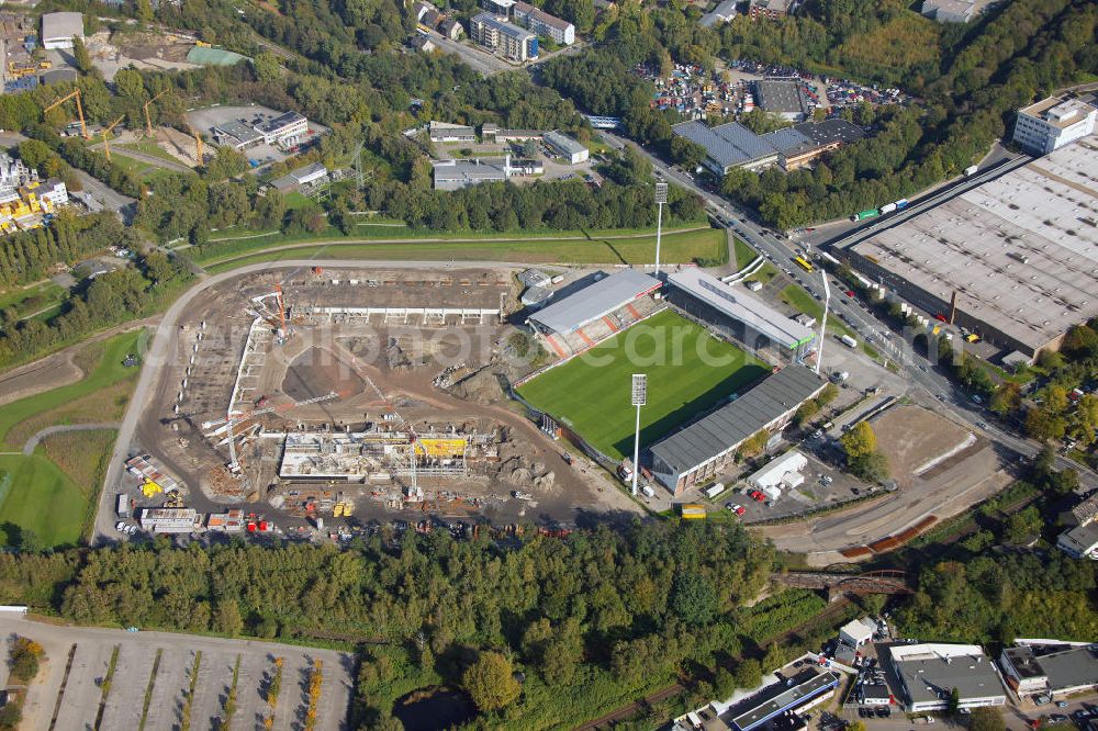 Essen from above - Umbau des Areales am Georg-Melches-Stadion vom Fußballclub Rot-Weiss Essen in der Stadt Essen, Nordrhein-Westfalen. Es wird ein neues Fußballstadion, welches ca. 20000 Zuschauern Platz bieten soll, leicht versetzt in unmittelbarer Nachbarschaft gebaut. Für die Arbeiten wurde das Bauunternehmen Köster Bau AG beauftragt. Construction of a modern football stadium at the Georg-Melches stadium in Essen, North Rhine-Westphalia.