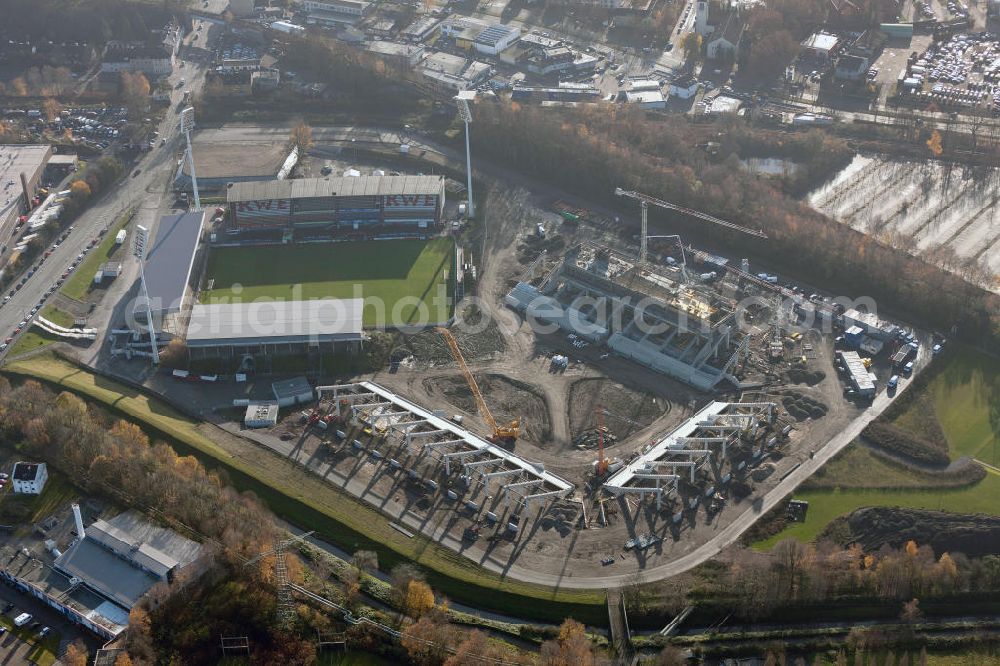 Essen from above - Umbau des Areales am Georg-Melches-Stadion vom Fußballclub Rot-Weiss Essen in der Stadt Essen, Nordrhein-Westfalen. Es wird ein neues Fußballstadion, welches ca. 20000 Zuschauern Platz bieten soll, leicht versetzt in unmittelbarer Nachbarschaft gebaut. Für die Arbeiten wurde das Bauunternehmen Köster Bau AG beauftragt. Construction of a modern football stadium at the Georg-Melches stadium in Essen, North Rhine-Westphalia.