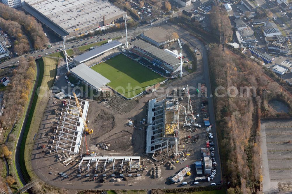 Aerial image Essen - Umbau des Areales am Georg-Melches-Stadion vom Fußballclub Rot-Weiss Essen in der Stadt Essen, Nordrhein-Westfalen. Es wird ein neues Fußballstadion, welches ca. 20000 Zuschauern Platz bieten soll, leicht versetzt in unmittelbarer Nachbarschaft gebaut. Für die Arbeiten wurde das Bauunternehmen Köster Bau AG beauftragt. Construction of a modern football stadium at the Georg-Melches stadium in Essen, North Rhine-Westphalia.