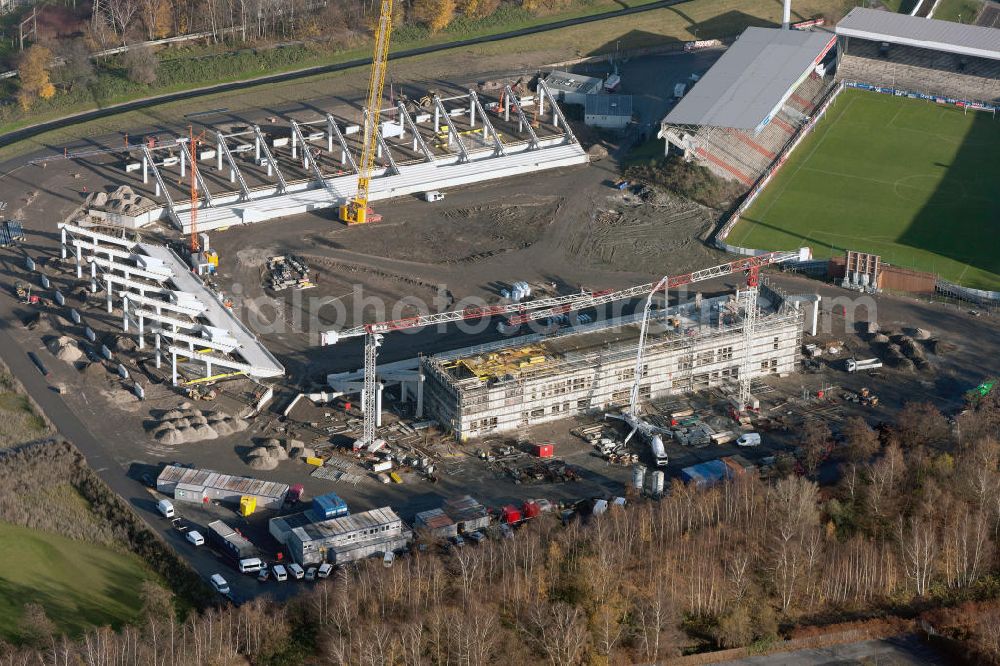 Essen from above - Umbau des Areales am Georg-Melches-Stadion vom Fußballclub Rot-Weiss Essen in der Stadt Essen, Nordrhein-Westfalen. Es wird ein neues Fußballstadion, welches ca. 20000 Zuschauern Platz bieten soll, leicht versetzt in unmittelbarer Nachbarschaft gebaut. Für die Arbeiten wurde das Bauunternehmen Köster Bau AG beauftragt. Construction of a modern football stadium at the Georg-Melches stadium in Essen, North Rhine-Westphalia.