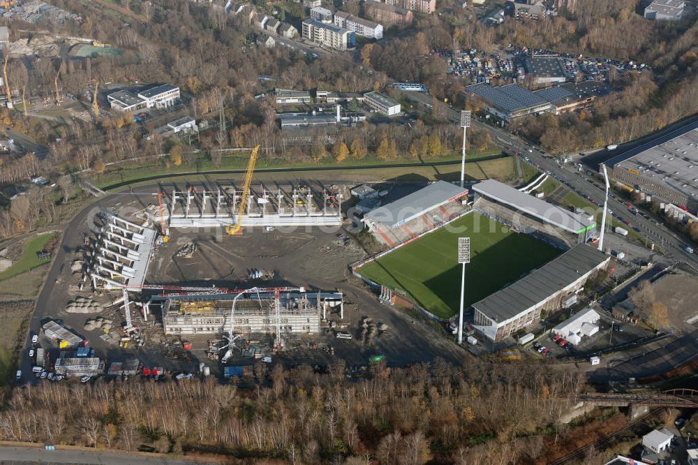 Aerial photograph Essen - Umbau des Areales am Georg-Melches-Stadion vom Fußballclub Rot-Weiss Essen in der Stadt Essen, Nordrhein-Westfalen. Es wird ein neues Fußballstadion, welches ca. 20000 Zuschauern Platz bieten soll, leicht versetzt in unmittelbarer Nachbarschaft gebaut. Für die Arbeiten wurde das Bauunternehmen Köster Bau AG beauftragt. Construction of a modern football stadium at the Georg-Melches stadium in Essen, North Rhine-Westphalia.