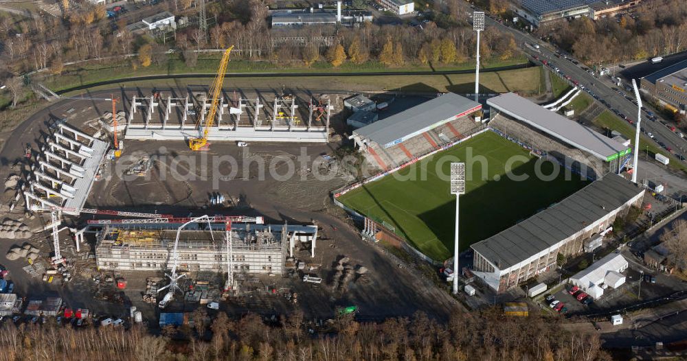 Essen from above - Umbau des Areales am Georg-Melches-Stadion vom Fußballclub Rot-Weiss Essen in der Stadt Essen, Nordrhein-Westfalen. Es wird ein neues Fußballstadion, welches ca. 20000 Zuschauern Platz bieten soll, leicht versetzt in unmittelbarer Nachbarschaft gebaut. Für die Arbeiten wurde das Bauunternehmen Köster Bau AG beauftragt. Construction of a modern football stadium at the Georg-Melches stadium in Essen, North Rhine-Westphalia.