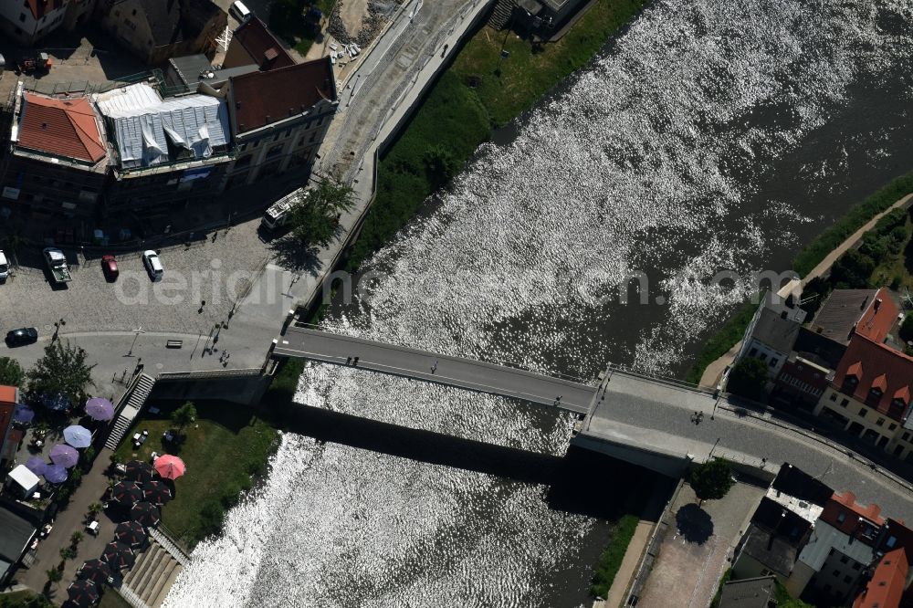 Aerial photograph Bernburg (Saale) - Pedestrian bridge Marktbruecke across the river Saale in Bernburg (Saale) in the state of Saxony-Anhalt