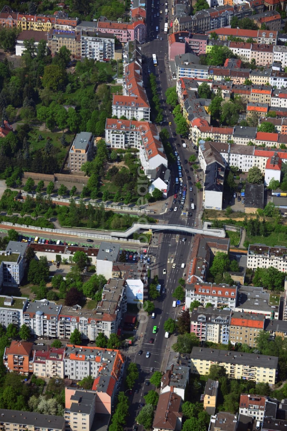 Berlin from above - The pedestrian bridge spans the Britz Gate the Street Britzer Damm in the district of Neukoelln in Berlin. The building also marks the vegetated canopy here the A100 motorway. North of the bridge begin with the buildings on the Hermann street the living quarters of the traditional working-class neighborhood