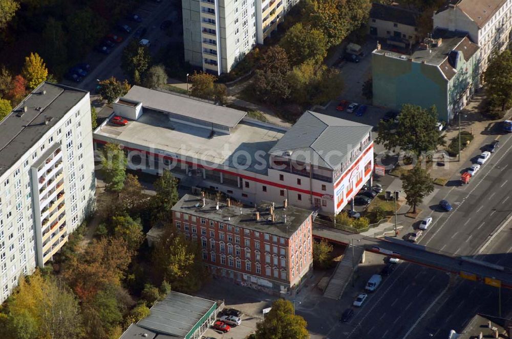 Aerial photograph Berlin-Lichtenberg - Blick auf die Fußgängerbrücke über die Straße Alt-Friedrichsfelde neben der A.T.U - Werkstatt, Alt-Friedrichsfelde 107 in 10315 Berlin, Lichtenberg.