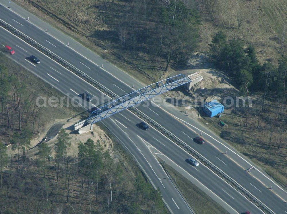 Babelsberg from the bird's eye view: Bau einer Fußgängerbrücke an der Nuthe, Schnellstraße am Autobahnabfahrt Babelsberg durch die Firma Schälerbau GmbH