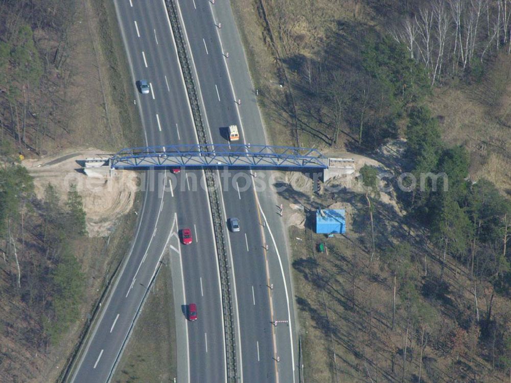 Aerial photograph Babelsberg - Bau einer Fußgängerbrücke an der Nuthe, Schnellstraße am Autobahnabfahrt Babelsberg durch die Firma Schälerbau GmbH