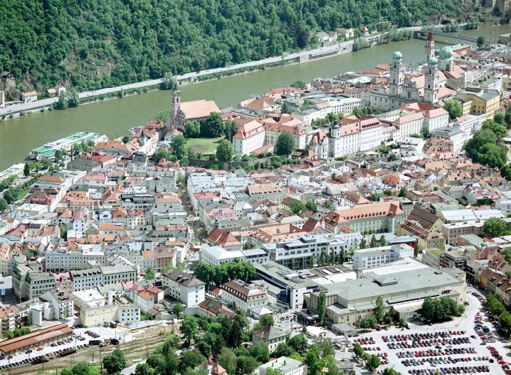 Aerial image Passau / Bayern - Fußgängerzone in der Altstadt von Passau am Hauptbahnhof. Eine Planungsfläche der ECE-Projektmanagement GmbH Hamburg.