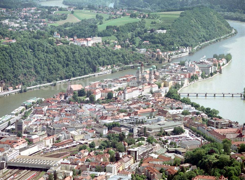 Aerial photograph Passau / Bayern - Fußgängerzone in der Altstadt von Passau am Hauptbahnhof. Eine Planungsfläche der ECE-Projektmanagement GmbH Hamburg.