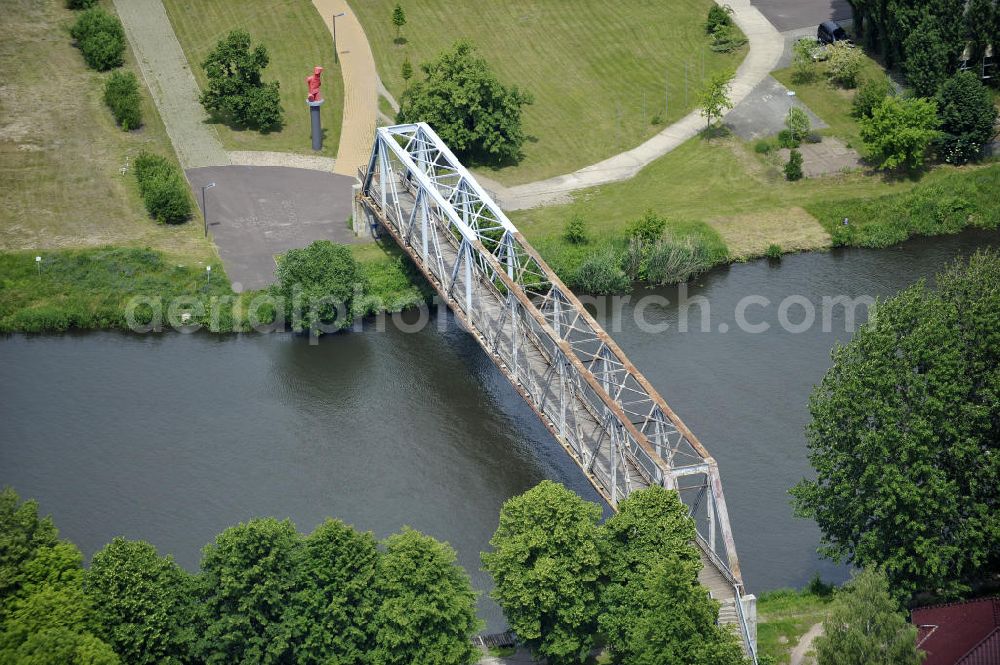 Aerial photograph Genthin - Blick auf die Genthiner Fußwegbrücke, auch Henkelbrücke genannt. Die Brücke wurde im Jahr 1935 erbaut und überführt den Elbe-Havel-Kanal bei km 363,134. Das Bauwerk führt einen Radweg und Gehweg über den Kanal. Geplant ist hier ein Neubau in Fachwerkbauweise mit schifffahrtstauglicher Höhe über dem Wasserspiegel im Jahr 2011. Ein Projekt des WSV: Wasserstraßen-Neubauamt Magdeburg, 39106 Magdeburg, Tel. +49(0)391 535-0, email: wna-magdeburg@wsv.bund.de The footbridge / skyway in Genthin over the Elbe-Havel-Canal.