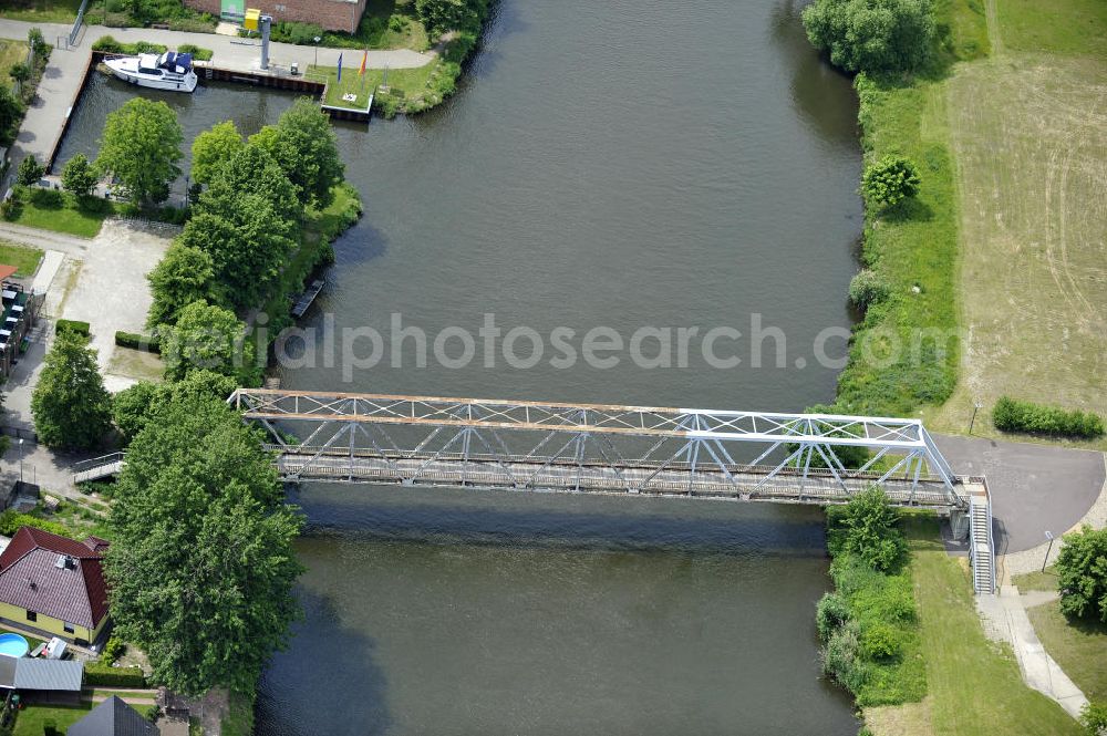 Aerial image Genthin - Blick auf die Genthiner Fußwegbrücke, auch Henkelbrücke genannt. Die Brücke wurde im Jahr 1935 erbaut und überführt den Elbe-Havel-Kanal bei km 363,134. Das Bauwerk führt einen Radweg und Gehweg über den Kanal. Geplant ist hier ein Neubau in Fachwerkbauweise mit schifffahrtstauglicher Höhe über dem Wasserspiegel im Jahr 2011. Ein Projekt des WSV: Wasserstraßen-Neubauamt Magdeburg, 39106 Magdeburg, Tel. +49(0)391 535-0, email: wna-magdeburg@wsv.bund.de The footbridge / skyway in Genthin over the Elbe-Havel-Canal.