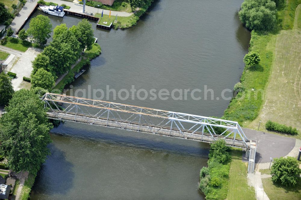 Aerial photograph Genthin - Blick auf die Genthiner Fußwegbrücke, auch Henkelbrücke genannt. Die Brücke wurde im Jahr 1935 erbaut und überführt den Elbe-Havel-Kanal bei km 363,134. Das Bauwerk führt einen Radweg und Gehweg über den Kanal. Geplant ist hier ein Neubau in Fachwerkbauweise mit schifffahrtstauglicher Höhe über dem Wasserspiegel im Jahr 2011. Ein Projekt des WSV: Wasserstraßen-Neubauamt Magdeburg, 39106 Magdeburg, Tel. +49(0)391 535-0, email: wna-magdeburg@wsv.bund.de The footbridge / skyway in Genthin over the Elbe-Havel-Canal.