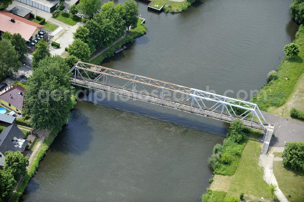 Genthin from above - Blick auf die Genthiner Fußwegbrücke, auch Henkelbrücke genannt. Die Brücke wurde im Jahr 1935 erbaut und überführt den Elbe-Havel-Kanal bei km 363,134. Das Bauwerk führt einen Radweg und Gehweg über den Kanal. Geplant ist hier ein Neubau in Fachwerkbauweise mit schifffahrtstauglicher Höhe über dem Wasserspiegel im Jahr 2011. Ein Projekt des WSV: Wasserstraßen-Neubauamt Magdeburg, 39106 Magdeburg, Tel. +49(0)391 535-0, email: wna-magdeburg@wsv.bund.de The footbridge / skyway in Genthin over the Elbe-Havel-Canal.