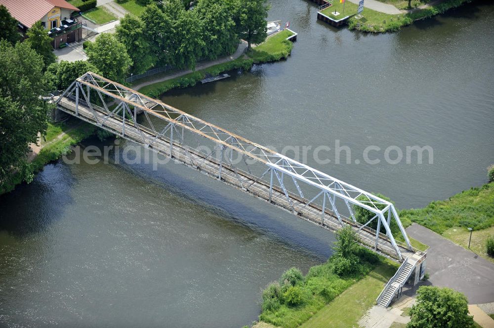 Genthin from the bird's eye view: Blick auf die Genthiner Fußwegbrücke, auch Henkelbrücke genannt. Die Brücke wurde im Jahr 1935 erbaut und überführt den Elbe-Havel-Kanal bei km 363,134. Das Bauwerk führt einen Radweg und Gehweg über den Kanal. Geplant ist hier ein Neubau in Fachwerkbauweise mit schifffahrtstauglicher Höhe über dem Wasserspiegel im Jahr 2011. Ein Projekt des WSV: Wasserstraßen-Neubauamt Magdeburg, 39106 Magdeburg, Tel. +49(0)391 535-0, email: wna-magdeburg@wsv.bund.de The footbridge / skyway in Genthin over the Elbe-Havel-Canal.