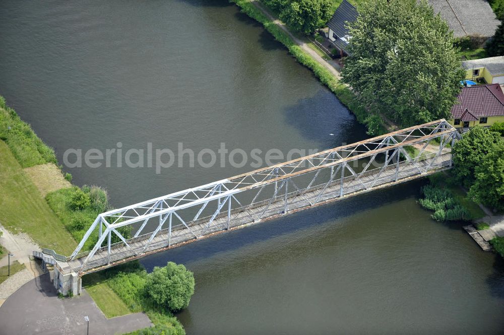 Aerial image Genthin - Blick auf die Genthiner Fußwegbrücke, auch Henkelbrücke genannt. Die Brücke wurde im Jahr 1935 erbaut und überführt den Elbe-Havel-Kanal bei km 363,134. Das Bauwerk führt einen Radweg und Gehweg über den Kanal. Geplant ist hier ein Neubau in Fachwerkbauweise mit schifffahrtstauglicher Höhe über dem Wasserspiegel im Jahr 2011. Ein Projekt des WSV: Wasserstraßen-Neubauamt Magdeburg, 39106 Magdeburg, Tel. +49(0)391 535-0, email: wna-magdeburg@wsv.bund.de The footbridge / skyway in Genthin over the Elbe-Havel-Canal.