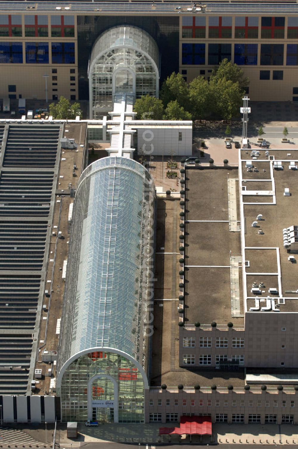 Frankfurt am Main from the bird's eye view: The Galleria, a 30 foot and 100 metres long glass arch, is situated between Exhibition Halls 8 and 9 at the street Theodor-Heuss-Allee 80 in Frankfurt at the Main in Hesse