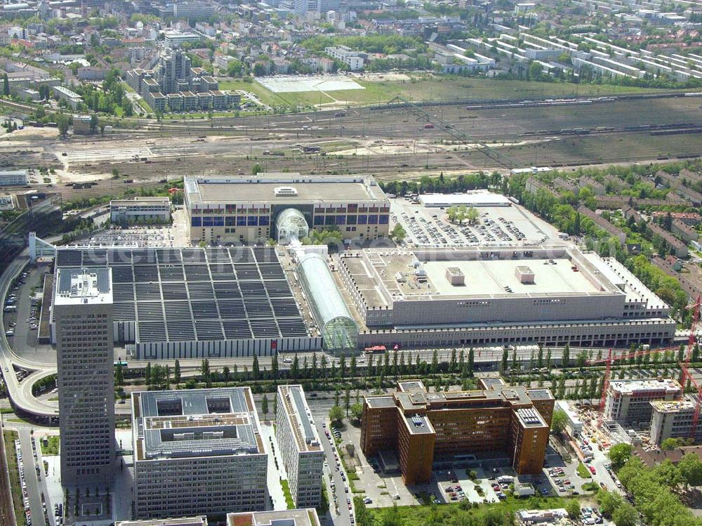 Aerial image Frankfurt - Main / Hessen - Blick auf die Galleria/ Via Mobile, welche die Messehallen 8 und 9 auf dem Frankfurter Messegelände miteinan der verbindet.