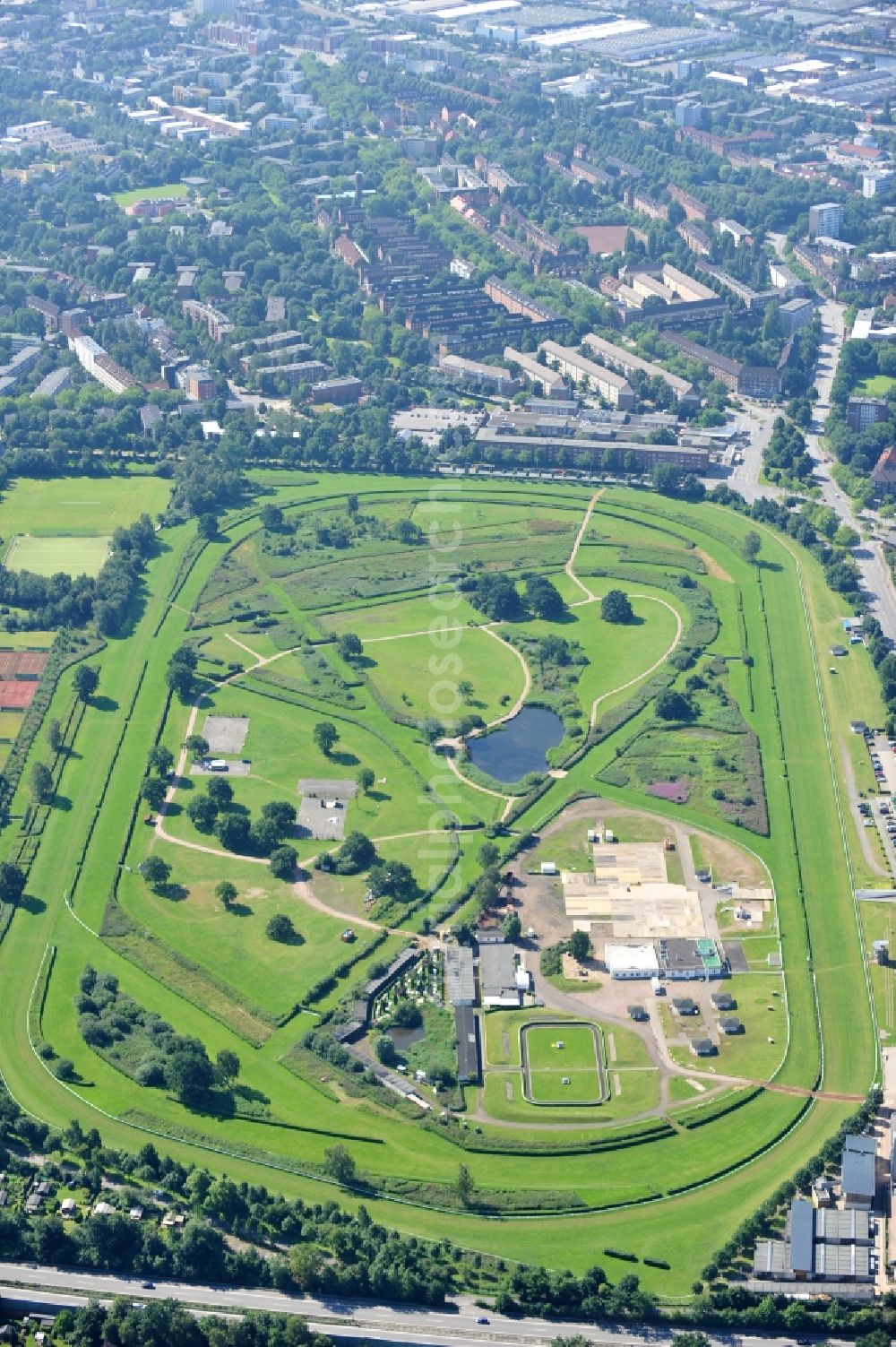 Hamburg from the bird's eye view: The race track / race track Hamburg-Horn of horse racing sports clubs Hamburg-Club eV Hamburg