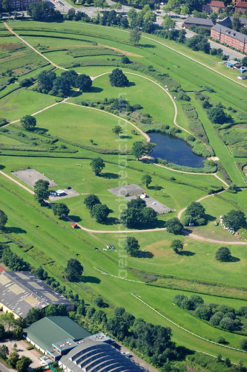 Hamburg from the bird's eye view: The race track / race track Hamburg-Horn of horse racing sports clubs Hamburg-Club eV Hamburg