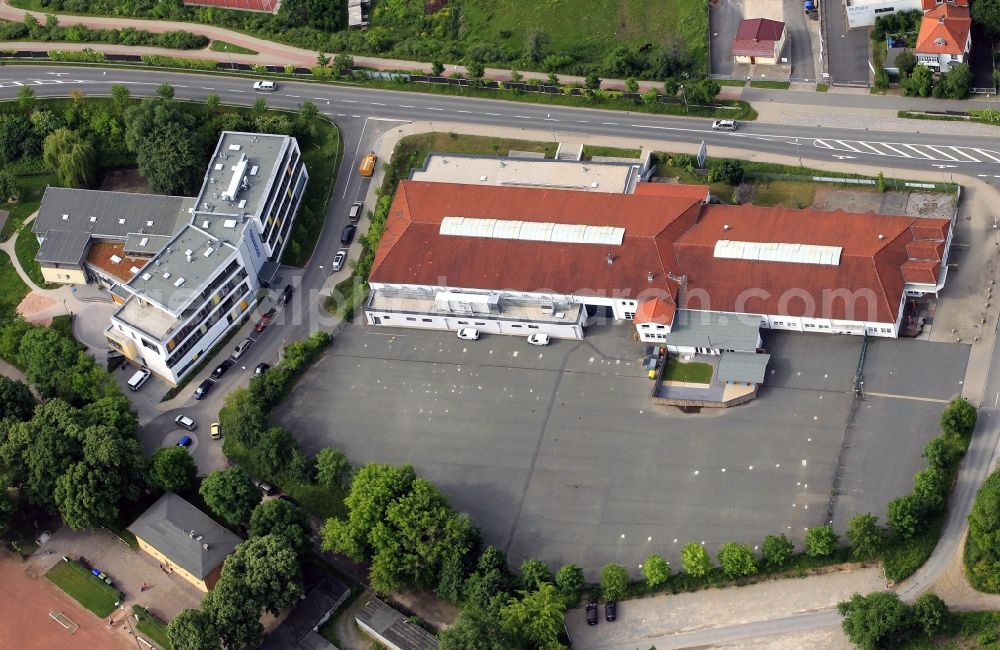 Jena from above - The free all-day school Leonardo in the district Wenigenjena of Jena in Thuringia regions stands at Jenzigweg. In the long-drawn-rise building next to it is the fitness center POM Arena