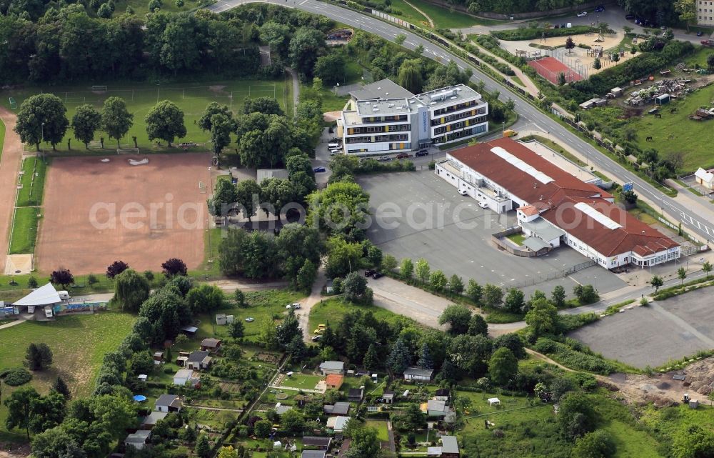 Aerial image Jena - The free all-day school Leonardo in the district Wenigenjena of Jena in Thuringia regions stands at Jenzigweg. In the long-drawn-rise building next to it is the fitness center POM Arena