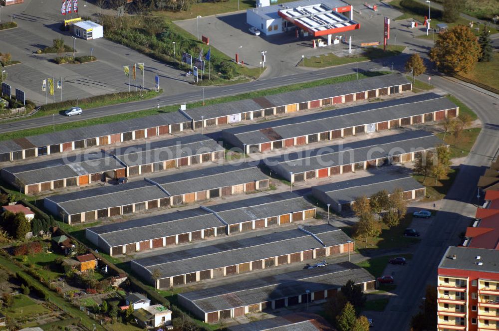 Osterburg from the bird's eye view: Mehrere Garagen und im oberen Teil des Bildes erkennt man eine Tankstelle. Die Garagen liegen an der Bismarker Straße und an der Karl- Marx- Straße. Osterburg (Altmark) ist eine Stadt im Landkreis Stendal, Sie ist Sitz der Verwaltungsgemeinschaft Osterburg, der weitere elf Gemeinden angehören. Die erste urkundliche Erwähnung Osterburgs stammt aus dem Jahre 1157.