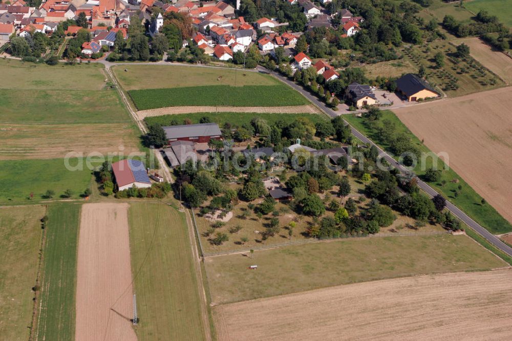 Aerial photograph Engelstadt - Blick auf den Garten- und Landschaftsbau an der Straße Außenliegende Gebäude in der Ortsgemeinde Engelstadt im Landkreis Mainz-Bingen in Rheinland-Pfalz. View to the gardening and landscaping company at the street Außenliegende Gebäude in the village Engelstadt in the administrative district Mainz-Bingen of Rhineland-Palatinate.