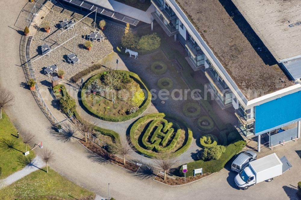 Aerial photograph Wesel - Artful gardens on the building the retirement home Nikolaus-Stift in Wesel at Ruhrgebiet in the state North Rhine-Westphalia, Germany