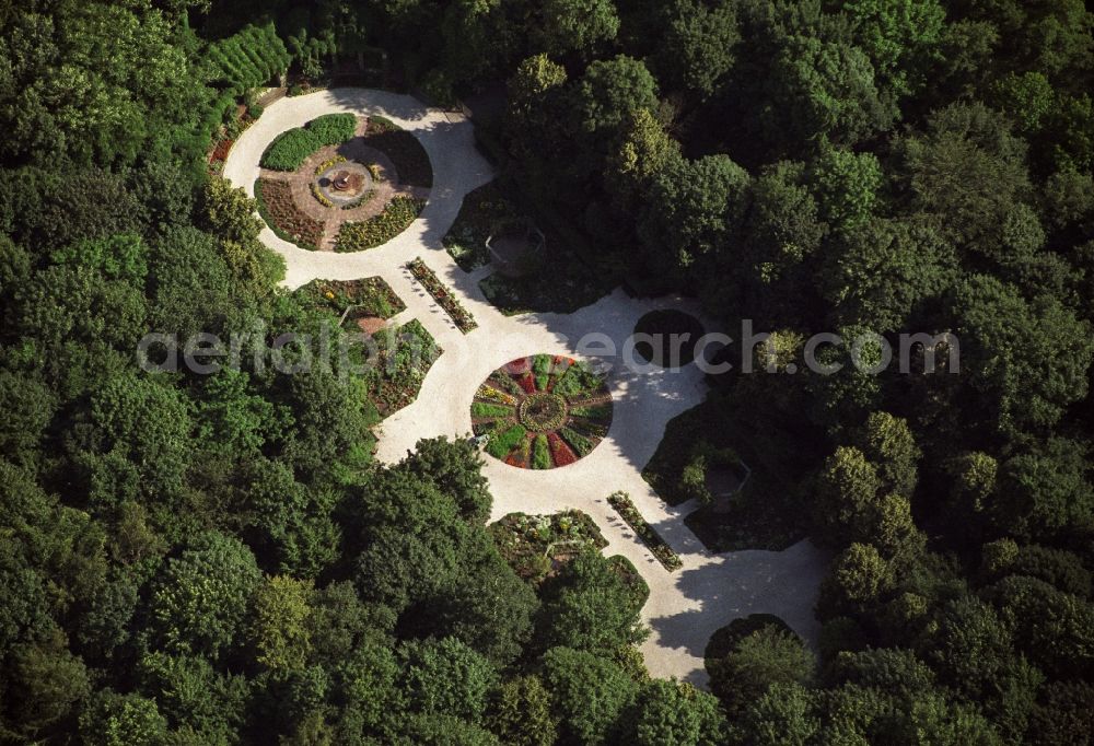 Aerial image Berlin - Garden rose garden with fountain bowl in the Tiergarten of Berlin