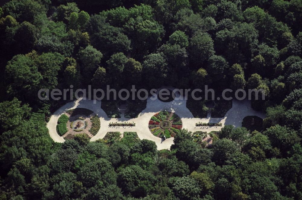 Aerial photograph Berlin - Garden rose garden with fountain bowl in the Tiergarten of Berlin